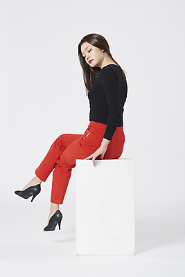 포토 JPG 스튜디오촬영 전신 여자 구두 포즈 모션 실내 한명 누끼 앉기 정장 20대 성인 옆모습 한국인 흰배경 성인여자한명만 강조 국내포토 1 옷 뷰포인트 백그라운드 신발 사람 동양인 청년 내부 흰색 여자한명만 성인여자만 파일형식
