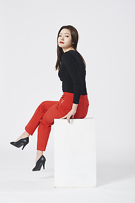 포토 JPG 스튜디오촬영 전신 여자 구두 포즈 모션 실내 한명 누끼 앉기 정장 20대 성인 옆모습 한국인 흰배경 성인여자한명만 강조 국내포토 1 옷 뷰포인트 백그라운드 신발 사람 동양인 청년 내부 흰색 여자한명만 성인여자만 파일형식