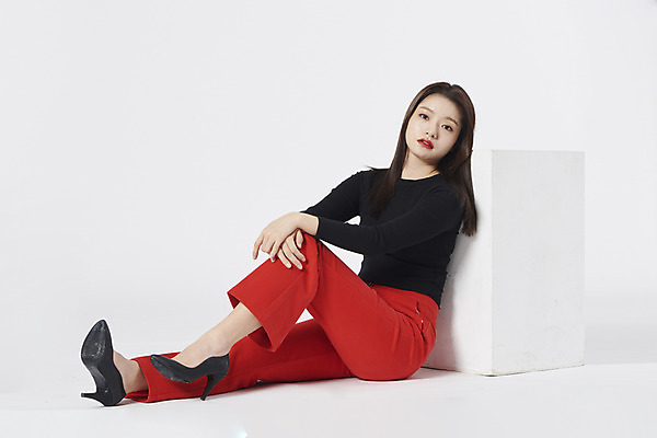 포토 JPG 스튜디오촬영 전신 여자 구두 포즈 모션 실내 한명 누끼 앉기 정장 20대 성인 옆모습 기댐 한국인 흰배경 성인여자한명만 강조 국내포토 1 옷 뷰포인트 백그라운드 신발 사람 동양인 청년 내부 흰색 여자한명만 성인여자만 파일형식