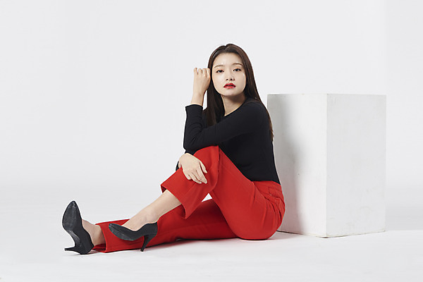 포토 JPG 스튜디오촬영 전신 여자 구두 포즈 모션 실내 한명 누끼 앉기 정장 20대 성인 옆모습 한국인 흰배경 성인여자한명만 강조 국내포토 1 옷 뷰포인트 백그라운드 신발 사람 동양인 청년 내부 흰색 여자한명만 성인여자만 파일형식