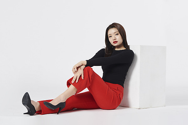 포토 JPG 스튜디오촬영 전신 여자 구두 포즈 모션 실내 한명 누끼 앉기 정장 20대 성인 옆모습 한국인 흰배경 성인여자한명만 강조 국내포토 1 옷 뷰포인트 백그라운드 신발 사람 동양인 청년 내부 흰색 여자한명만 성인여자만 파일형식