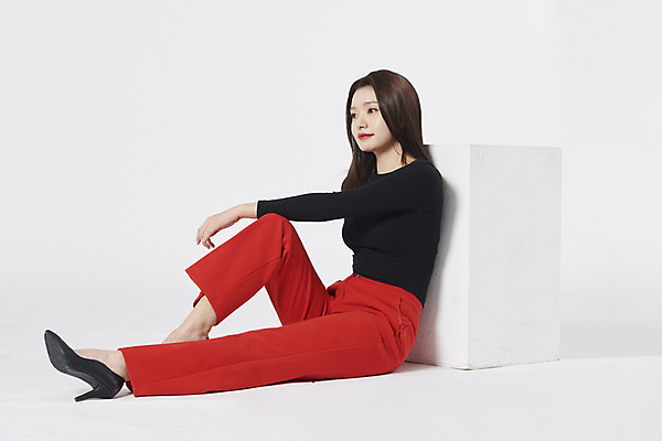 포토 JPG 스튜디오촬영 전신 여자 구두 포즈 모션 실내 한명 누끼 앉기 정장 20대 성인 옆모습 한국인 흰배경 성인여자한명만 강조 국내포토 1 옷 뷰포인트 백그라운드 신발 사람 동양인 청년 내부 흰색 여자한명만 성인여자만 파일형식