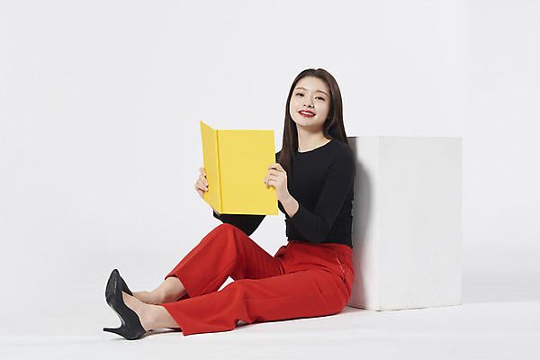포토 JPG 스튜디오촬영 전신 여자 구두 모션 실내 한명 미소 들기 누끼 앉기 정장 20대 성인 옆모습 책 한국인 흰배경 성인여자한명만 강조 국내포토 1 옷 뷰포인트 백그라운드 신발 표정 사람 동양인 청년 내부 흰색 여자한명만 성인여자만 파일형식
