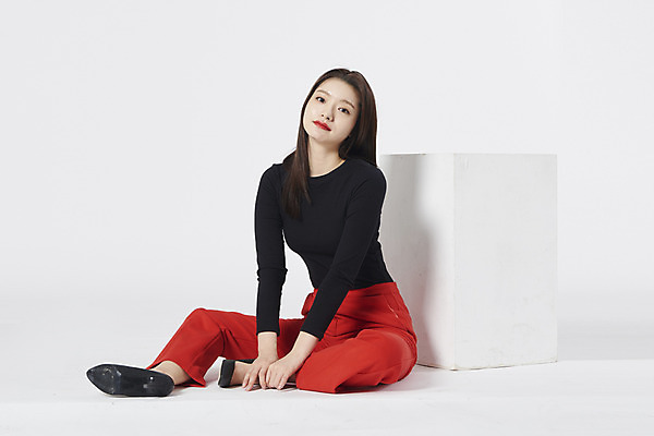 포토 JPG 스튜디오촬영 전신 여자 구두 모션 실내 한명 미소 누끼 앉기 정장 20대 성인 옆모습 한국인 흰배경 성인여자한명만 강조 국내포토 1 옷 뷰포인트 백그라운드 신발 표정 사람 동양인 청년 내부 흰색 여자한명만 성인여자만 파일형식