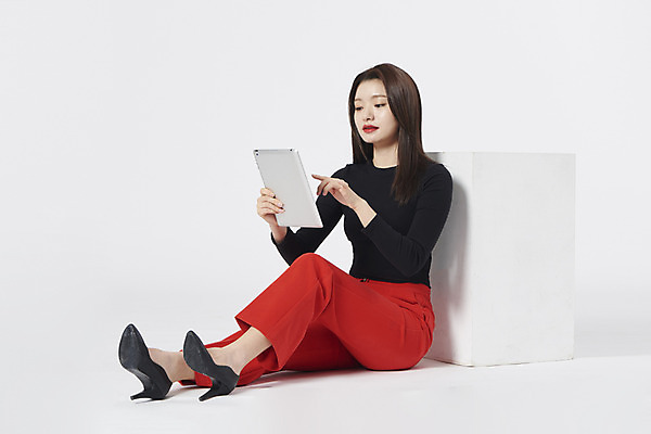 포토 JPG 스튜디오촬영 전신 여자 구두 모션 실내 한명 들기 누끼 앉기 정장 20대 성인 옆모습 스마트기기 태블릿 터치 한국인 흰배경 성인여자한명만 강조 국내포토 1 옷 뷰포인트 백그라운드 신발 사람 동양인 청년 내부 전자제품 흰색 여자한명만 성인여자만 파일형식