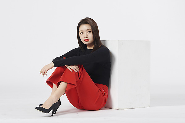 포토 JPG 스튜디오촬영 전신 여자 감정 구두 모션 실내 한명 누끼 앉기 정장 20대 성인 옆모습 한국인 고민 흰배경 성인여자한명만 강조 국내포토 1 옷 뷰포인트 백그라운드 신발 사람 동양인 청년 내부 흰색 여자한명만 성인여자만 파일형식