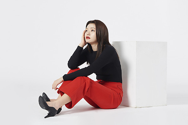 포토 JPG 스튜디오촬영 전신 여자 감정 구두 모션 실내 한명 누끼 앉기 정장 20대 성인 옆모습 한국인 고민 흰배경 성인여자한명만 강조 국내포토 1 옷 뷰포인트 백그라운드 신발 사람 동양인 청년 내부 흰색 여자한명만 성인여자만 파일형식