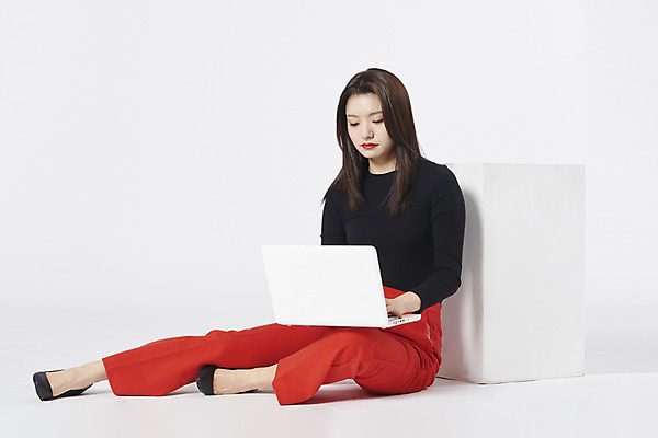 포토 JPG 스튜디오촬영 전신 여자 구두 모션 실내 한명 누끼 앉기 정장 20대 성인 앞모습 노트북 한국인 업무 흰배경 성인여자한명만 강조 국내포토 1 옷 뷰포인트 백그라운드 신발 사람 동양인 청년 내부 전자제품 흰색 작업 여자한명만 성인여자만 파일형식