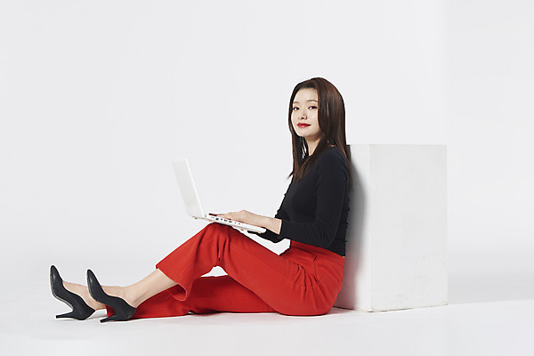 포토 JPG 스튜디오촬영 전신 여자 구두 모션 실내 한명 누끼 앉기 정장 20대 성인 옆모습 노트북 한국인 업무 흰배경 성인여자한명만 강조 국내포토 1 옷 뷰포인트 백그라운드 신발 사람 동양인 청년 내부 전자제품 흰색 작업 여자한명만 성인여자만 파일형식