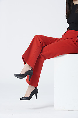 포토 JPG 스튜디오촬영 전신 여자 구두 포즈 모션 실내 한명 누끼 앉기 정장 20대 성인 옆모습 한국인 다리 흰배경 성인여자한명만 강조 국내포토 1 옷 뷰포인트 백그라운드 신발 사람 동양인 청년 내부 신체부위 흰색 여자한명만 성인여자만 파일형식