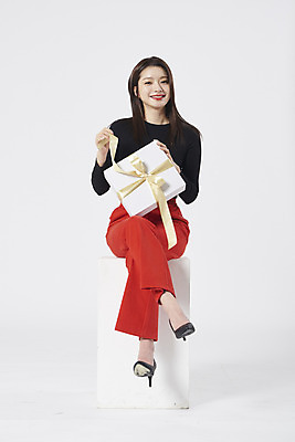 포토 JPG 스튜디오촬영 전신 여자 리본 구두 포장 모션 실내 선물 한명 미소 들기 누끼 앉기 20대 성인 앞모습 선물상자 상자 한국인 흰배경 성인여자한명만 강조 국내포토 1 뷰포인트 백그라운드 신발 표정 사람 동양인 청년 내부 흰색 여자한명만 성인여자만 파일형식