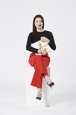 포토 JPG 스튜디오촬영 전신 여자 리본 구두 포장 모션 실내 선물 한명 들기 누끼 앉기 20대 성인 앞모습 선물상자 상자 한국인 흰배경 성인여자한명만 강조 국내포토 1 뷰포인트 백그라운드 신발 사람 동양인 청년 내부 흰색 여자한명만 성인여자만 파일형식