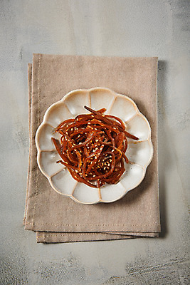 포토 JPG 스튜디오촬영 접시 채소 식재료 회색배경 반찬 실내 사람없음 하이앵글 회색 식탁보 천 오브젝트 건강식 우엉 우엉조림 플랫레이 국내포토 식기 음식 뷰포인트 컬러 백그라운드 내부 직물 플랫 조림 파일형식