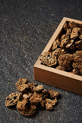 포토 JPG 스튜디오촬영 채소 식재료 검은배경 실내 건강 사람없음 오브젝트 되 우엉 볶은우엉 국내포토 백그라운드 내부 검은색 파일형식