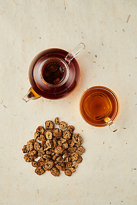 포토 JPG 스튜디오촬영 음료 채소 식재료 주전자 실내 건강 사람없음 하이앵글 차 전통차 찻주전자 오브젝트 한지배경 우엉 플랫레이 우엉차 볶은우엉 국내포토 뷰포인트 백그라운드 주방용품 내부 차_음료 플랫 파일형식