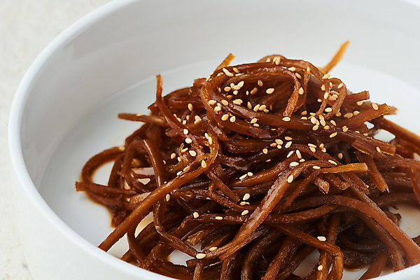 포토 JPG 스튜디오촬영 접시 채소 식재료 반찬 실내 근접촬영 사람없음 오브젝트 흰배경 건강식 우엉 우엉조림 국내포토 식기 음식 뷰포인트 백그라운드 내부 흰색 조림 파일형식