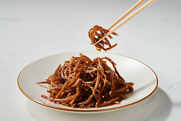 포토 JPG 스튜디오촬영 접시 채소 식재료 젓가락 반찬 실내 사람없음 오브젝트 흰배경 건강식 우엉 우엉조림 국내포토 식기 음식 백그라운드 수저 내부 흰색 조림 파일형식