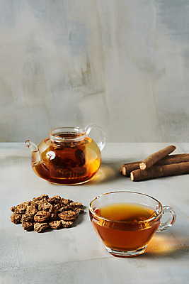 포토 음료 컬러 백그라운드 채소 주전자 주방용품 실내 내부 차_음료 회색 우엉 파일형식 볶은우엉 전통차 스튜디오촬영 식재료 건강 차 JPG 사람없음 오브젝트 회색배경 우엉차 찻주전자 국내포토