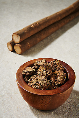 포토 JPG 스튜디오촬영 채소 식재료 실내 건강 근접촬영 사람없음 오브젝트 한지배경 나무그릇 우엉 볶은우엉 국내포토 그릇 뷰포인트 백그라운드 내부 목재 파일형식