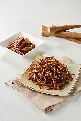 포토 JPG 스튜디오촬영 접시 채소 회색배경 반찬 실내 사람없음 식탁보 천 오브젝트 건강식 우엉 우엉조림 국내포토 식기 음식 백그라운드 내부 회색 직물 조림 파일형식