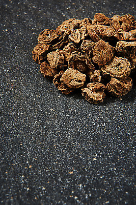 포토 JPG 스튜디오촬영 채소 식재료 검은배경 실내 건강 근접촬영 사람없음 오브젝트 우엉 볶은우엉 국내포토 뷰포인트 백그라운드 내부 검은색 파일형식