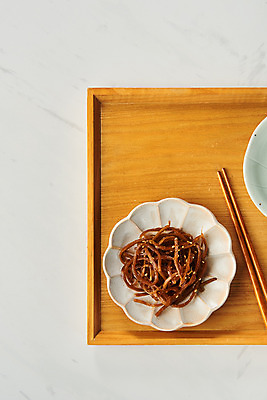 포토 JPG 스튜디오촬영 접시 채소 젓가락 회색배경 반찬 실내 사람없음 하이앵글 오브젝트 건강식 나무쟁반 우엉 우엉조림 플랫레이 국내포토 식기 음식 뷰포인트 백그라운드 쟁반 수저 내부 목재 회색 플랫 조림 파일형식