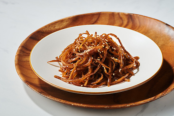 포토 JPG 스튜디오촬영 접시 채소 회색배경 반찬 실내 근접촬영 사람없음 오브젝트 건강식 나무접시 우엉 우엉조림 국내포토 식기 음식 뷰포인트 백그라운드 내부 회색 조림 파일형식