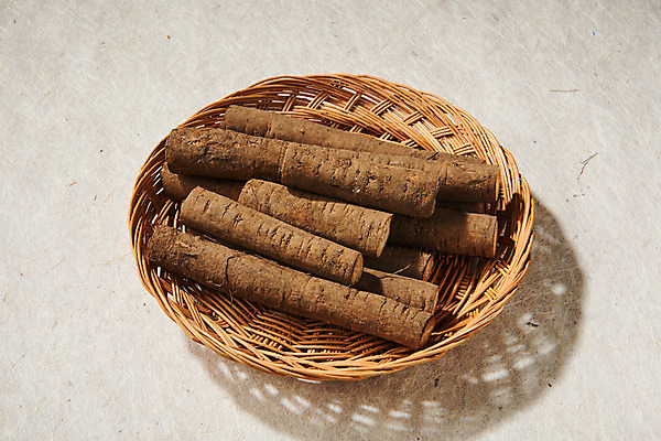 포토 JPG 스튜디오촬영 채소 식재료 실내 건강 사람없음 오브젝트 한지배경 우엉 라탄바구니 국내포토 백그라운드 내부 바구니 파일형식