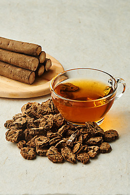 포토 JPG 스튜디오촬영 채소 식재료 실내 건강 사람없음 차 전통차 오브젝트 한지배경 나무도마 우엉 우엉차 볶은우엉 국내포토 음료 백그라운드 도마 내부 목재 차_음료 파일형식