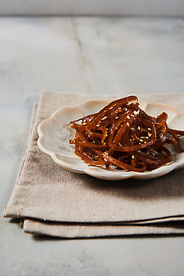 포토 JPG 스튜디오촬영 접시 채소 회색배경 반찬 실내 사람없음 회색 식탁보 천 오브젝트 건강식 우엉 우엉조림 국내포토 식기 음식 컬러 백그라운드 내부 직물 조림 파일형식