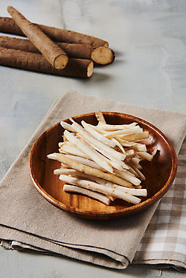 포토 JPG 스튜디오촬영 접시 채소 식재료 회색배경 실내 건강 사람없음 회색 식탁보 천 오브젝트 우엉 국내포토 식기 컬러 백그라운드 내부 직물 파일형식