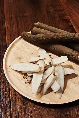 포토 JPG 스튜디오촬영 채소 식재료 실내 건강 사람없음 갈색 오브젝트 나무쟁반 우엉 갈색배경 나무배경 국내포토 컬러 백그라운드 쟁반 내부 목재 파일형식