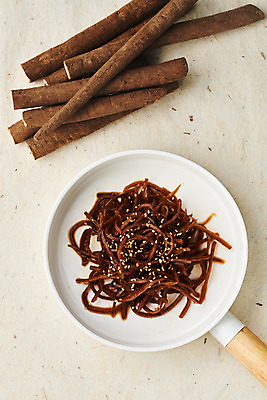 포토 JPG 스튜디오촬영 접시 채소 식재료 반찬 실내 사람없음 하이앵글 오브젝트 건강식 한지배경 우엉 우엉조림 플랫레이 국내포토 식기 음식 뷰포인트 백그라운드 내부 플랫 조림 파일형식