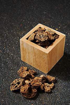 포토 JPG 스튜디오촬영 채소 식재료 검은배경 실내 건강 사람없음 오브젝트 되 우엉 볶은우엉 국내포토 백그라운드 내부 검은색 파일형식