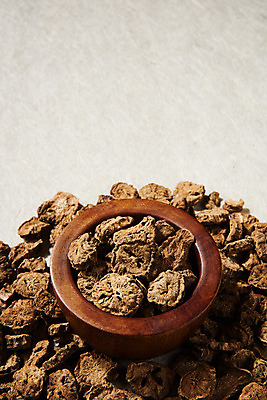 포토 JPG 스튜디오촬영 채소 식재료 실내 건강 사람없음 오브젝트 한지배경 나무그릇 우엉 볶은우엉 국내포토 그릇 백그라운드 내부 목재 파일형식