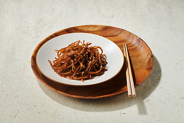 포토 JPG 스튜디오촬영 접시 채소 젓가락 반찬 실내 사람없음 오브젝트 건강식 한지배경 나무접시 우엉 우엉조림 국내포토 식기 음식 백그라운드 수저 내부 조림 파일형식