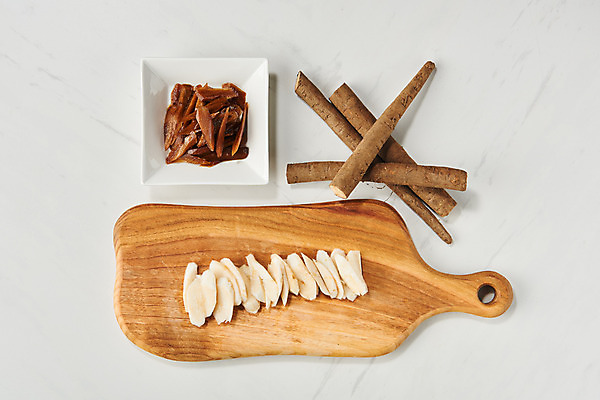 포토 JPG 스튜디오촬영 접시 채소 식재료 반찬 실내 사람없음 하이앵글 오브젝트 흰배경 건강식 나무도마 우엉 우엉조림 플랫레이 국내포토 식기 음식 뷰포인트 백그라운드 도마 내부 목재 흰색 플랫 조림 파일형식