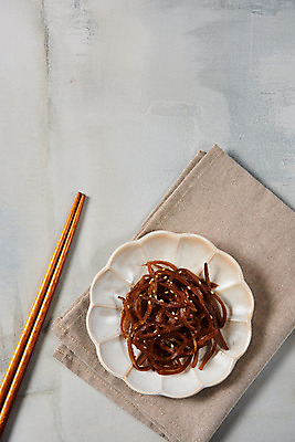 포토 JPG 스튜디오촬영 접시 채소 젓가락 회색배경 반찬 실내 사람없음 하이앵글 식탁보 천 오브젝트 건강식 우엉 우엉조림 플랫레이 국내포토 식기 음식 뷰포인트 백그라운드 수저 내부 회색 직물 플랫 조림 파일형식