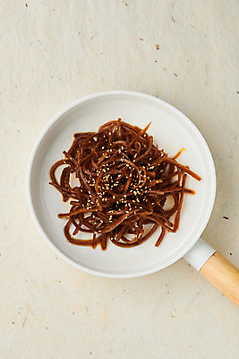 포토 JPG 스튜디오촬영 그릇 채소 식재료 반찬 실내 사람없음 하이앵글 오브젝트 건강식 한지배경 우엉 우엉조림 플랫레이 국내포토 식기 음식 뷰포인트 백그라운드 내부 플랫 조림 파일형식