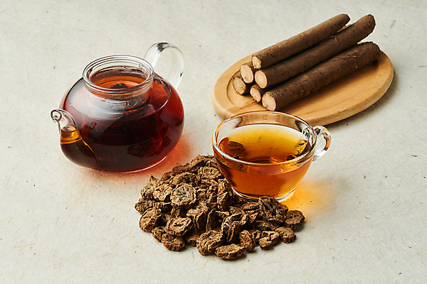 포토 JPG 스튜디오촬영 채소 식재료 주전자 실내 건강 사람없음 차 전통차 찻주전자 오브젝트 한지배경 우엉 우엉차 볶은우엉 국내포토 음료 백그라운드 주방용품 내부 차_음료 파일형식