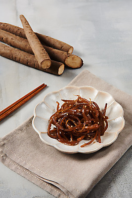 포토 JPG 스튜디오촬영 접시 채소 식재료 젓가락 회색배경 반찬 실내 사람없음 회색 식탁보 천 오브젝트 건강식 우엉 우엉조림 국내포토 식기 음식 컬러 백그라운드 수저 내부 직물 조림 파일형식