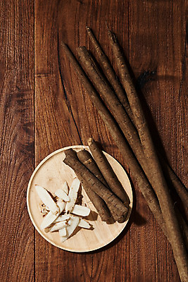 포토 JPG 스튜디오촬영 채소 식재료 실내 건강 사람없음 하이앵글 갈색 오브젝트 나무쟁반 우엉 플랫레이 갈색배경 나무배경 국내포토 뷰포인트 컬러 백그라운드 쟁반 내부 목재 플랫 파일형식