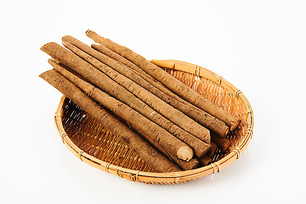 포토 JPG 스튜디오촬영 채소 식재료 실내 건강 사람없음 오브젝트 흰배경 우엉 라탄바구니 국내포토 백그라운드 내부 바구니 흰색 파일형식