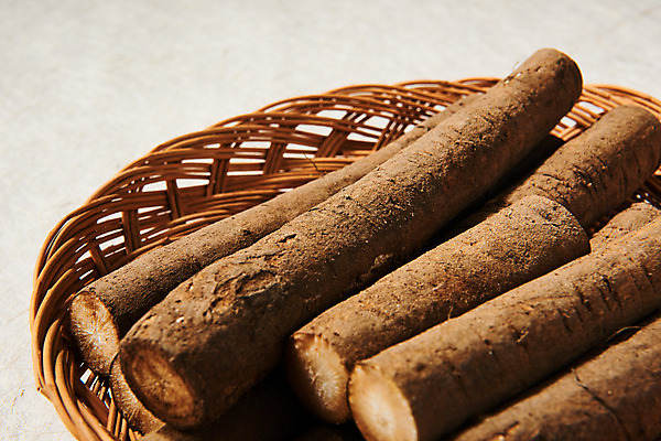 포토 JPG 스튜디오촬영 채소 식재료 실내 건강 근접촬영 사람없음 오브젝트 한지배경 우엉 라탄바구니 국내포토 뷰포인트 백그라운드 내부 바구니 파일형식