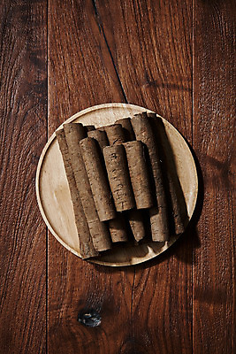 포토 JPG 스튜디오촬영 채소 식재료 실내 건강 사람없음 하이앵글 갈색 오브젝트 나무쟁반 우엉 플랫레이 갈색배경 나무배경 국내포토 뷰포인트 컬러 백그라운드 쟁반 내부 목재 플랫 파일형식