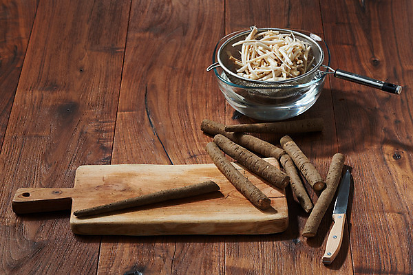 포토 JPG 스튜디오촬영 채소 식재료 도마 실내 건강 사람없음 갈색 채망 칼 오브젝트 나무도마 우엉 갈색배경 나무배경 국내포토 컬러 백그라운드 주방용품 내부 목재 파일형식