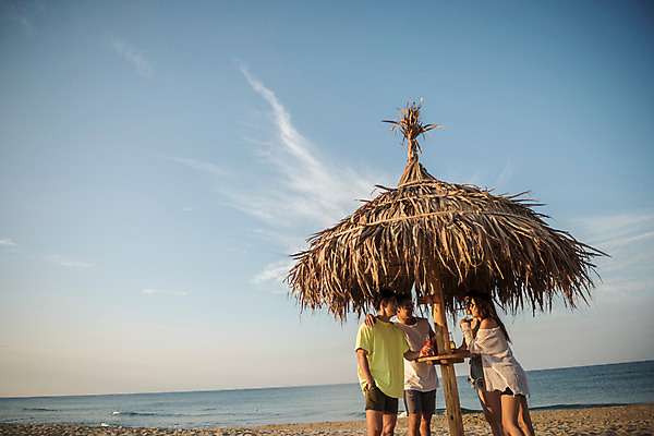 포토 JPG 주간 커플 여자 남자 행복 바다 여행 휴가 휴식 맥주 여러명 상반신 20대 성인 야외 앞모습 옆모습 여름 친구 여름휴가 바캉스 모래사장 선글라스 우정 한국인 즐거움 강원도 하조대해수욕장 성인만 국내포토 자연요소 계절 감정 안경 뷰포인트 다수 컨셉 관계 주류 한국 사람 동양인 청년 해수욕장 양양 파일형식 여름_계절