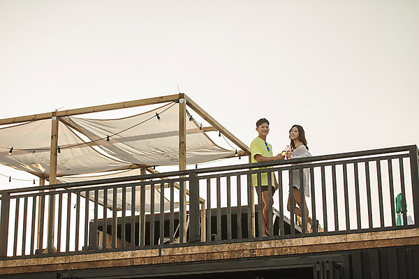 포토 JPG 주간 전신 커플 여자 남자 행복 바다 여행 휴가 휴식 맥주 병맥주 대화 20대 성인 야외 두명 옆모습 여름 친구 여름휴가 바캉스 마주보기 한국인 편안함 즐거움 강원도 하조대해수욕장 성인만 국내포토 자연요소 계절 감정 뷰포인트 컨셉 관계 모션 주류 한국 말하기 사람 동양인 청년 감각 해수욕장 양양 파일형식 여름_계절