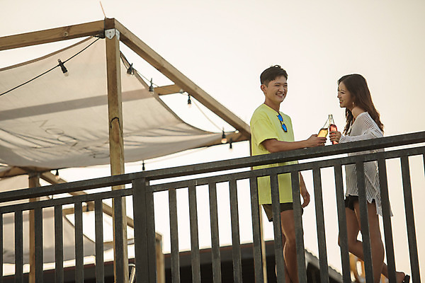 포토 JPG 주간 전신 커플 여자 남자 행복 바다 여행 휴가 휴식 맥주 병맥주 대화 20대 성인 야외 두명 옆모습 여름 친구 여름휴가 바캉스 마주보기 한국인 편안함 즐거움 강원도 하조대해수욕장 성인만 국내포토 자연요소 계절 감정 뷰포인트 컨셉 관계 모션 주류 한국 말하기 사람 동양인 청년 감각 해수욕장 양양 파일형식 여름_계절