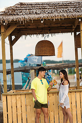 포토 JPG 주간 커플 여자 남자 행복 바다 여행 휴가 휴식 맥주 병맥주 미소 상반신 20대 성인 야외 두명 앞모습 옆모습 여름 친구 여름휴가 바캉스 한국인 편안함 즐거움 강원도 하조대해수욕장 성인만 국내포토 자연요소 계절 감정 뷰포인트 컨셉 관계 주류 한국 표정 사람 동양인 청년 감각 해수욕장 양양 파일형식 여름_계절